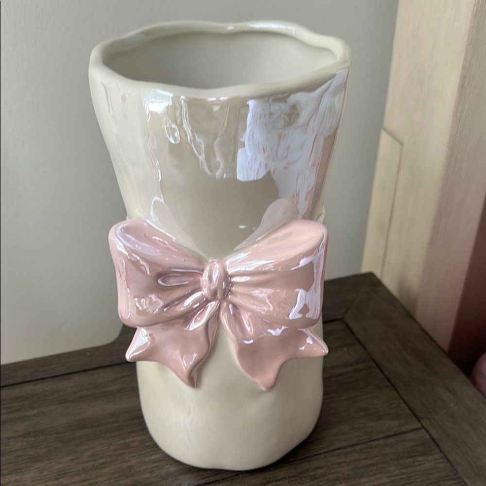 Elegant Cream Vase with Pink Bow 🎀 and a pearlized finish.